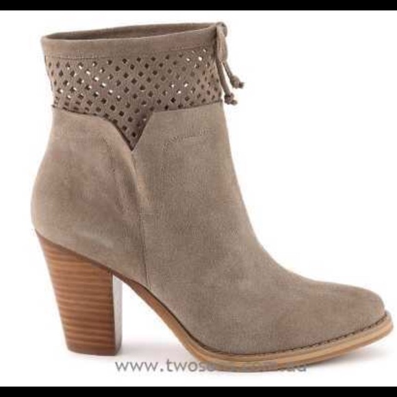 Crown Vintage Shoes - ❤️ CROWN VINTAGE Clifton Bootie ~ Like New😘
